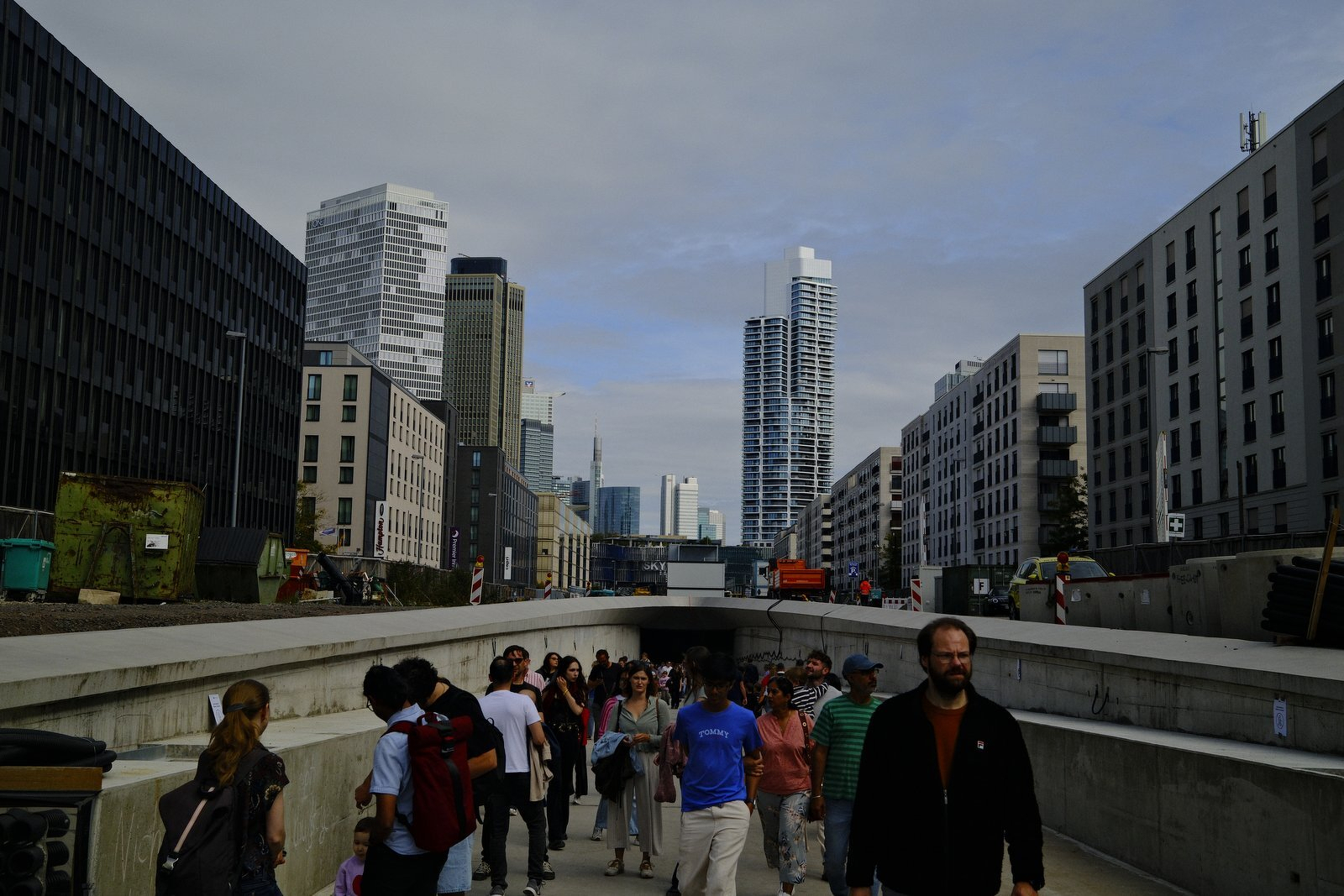Visitors on the exit ramp, Frankfurt skyline behind